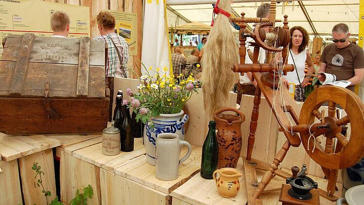 Die bebilderte Dorfchronik im Festzelt war für alle Bewohner faszinierend 700 Jahre Rupboden Foto: Sigismund von Dobschütz