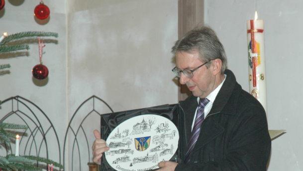 Bürgermeister Wolfgang Bauersachs mit dem Ehrenteller der Gemeinde Weitramsdorf, zu der Weidach gehört. Foto: Edwin Meißinger