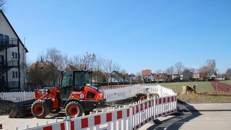 Wo nur noch ein Baumstumpf aus dem Boden ragt, entsteht die neue Gerätehalle der Gaustadter Feuerwehr, die Tartanbahn wird verkürzt. Foto: Sebastian Schanz