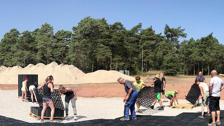 Für den neuen Reitplatz auf der Sulzthaler Steige wurde das vorhandene  Kalk-Gestein  als Tragschicht verteilt, dann legten rund 30 Helfer aus dem Verein die Kunststoff-Matten als  Trennung von Trag- und Trittschicht. Die oberste Schicht ist speziell gesiebter und mit Lehm versetzter Reitplatzsand, damit die Pferde nicht zu tief einsinken.Hans-Jürgen Bühner