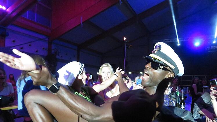 Nicht jugendfrei: Stripper Jeremy nimmt ein Bad in der Menge
