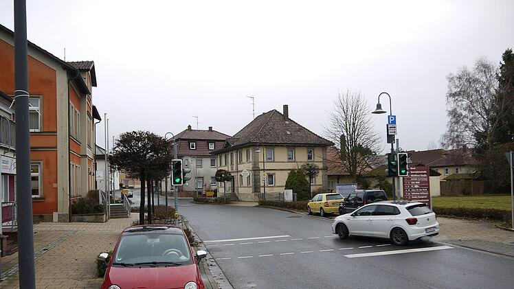Standortfrage: Die Gemeinde hat das unbebaute Grundst&uuml;ck Hauptstra&szlig;e 3 (rechts) gekauft und denkt jetzt &uuml;ber eine Nutzung nach.  - Foto: Berthold K&ouml;hler
