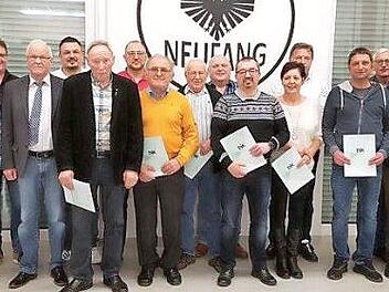 Bei der Jahreshauptversammlung der DJK/SV Neufang konnten zahlreiche Mitglieder für 25-, 40-, 50- und 60-jährige Vereinstreue ausgezeichnet werden. Das Foto zeigt die Jubilare zusammen mit Vorsitzendem Bernd Haderlein (ganz links) und Bürgermeister Gerhard Wunder (rechts). Fotos: privat