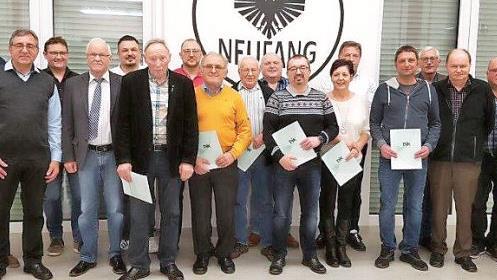 Bei der Jahreshauptversammlung der DJK/SV Neufang konnten zahlreiche Mitglieder für 25-, 40-, 50- und 60-jährige Vereinstreue ausgezeichnet werden. Das Foto zeigt die Jubilare zusammen mit Vorsitzendem Bernd Haderlein (ganz links) und Bürgermeister Gerhard Wunder (rechts). Fotos: privat