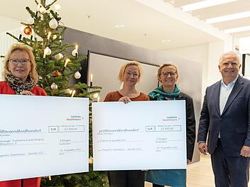 Dorothea Hobeck, Gründerin und Vereinsvorsitzende von „Tigerauge“, Tanja Treibig, Pflegedienstleitung von „Palliavita“, und Kerstin Happich, ärztliche Leitung von „Palliavita“ (v. l.), nehmen die Spende von Arthur Kaindl, Leiter der Magnetresonan...