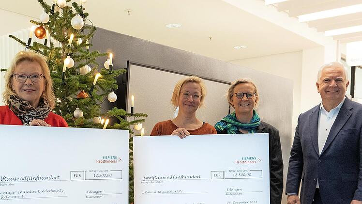 Dorothea Hobeck, Gründerin und Vereinsvorsitzende von „Tigerauge“, Tanja Treibig, Pflegedienstleitung von „Palliavita“, und Kerstin Happich, ärztliche Leitung von „Palliavita“ (v. l.), nehmen die Spende von Arthur Kaindl, Leiter der Magnetresonan...