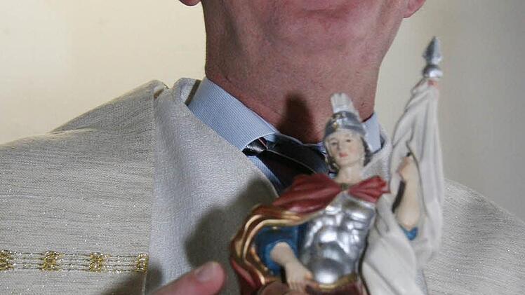 Dekan Hans Roppelt mit St. Florian.