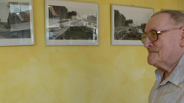 Manfred Mösch schaut sich die Ausstellung "Thurnau gestern und heute" an.  Fotos: Katharina Müller-Sanke