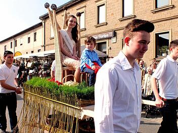 Erstmals bestieg mit Anna Rippstein wieder eine Weidenkönigin den aus Weiden geflochtenen Thron. Sie stellte sich beim Eröffnungsfestzug vor.