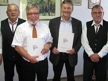 Aufgeschoben ist nicht aufgehoben: Winfried Rausch und Wilhelm Friedrich erhielten nachträglich die Ehrung für langjährige Mitgliedschaft im Gesangverein Zeilofs (von links): Vorsitzender Werner Spahn, Winfried Rausch (50 Jahre), Wilhelm Friedrich (40 Jahre) sowie stellvertretender Vorsitzender Reinhold Weitzel. Foto: Gesangverein Zeitlofs