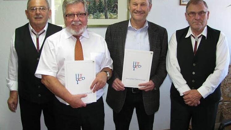 Aufgeschoben ist nicht aufgehoben: Winfried Rausch und Wilhelm Friedrich erhielten nachträglich die Ehrung für langjährige Mitgliedschaft im Gesangverein Zeilofs (von links): Vorsitzender Werner Spahn, Winfried Rausch (50 Jahre), Wilhelm Friedrich (40 Jahre) sowie stellvertretender Vorsitzender Reinhold Weitzel. Foto: Gesangverein Zeitlofs