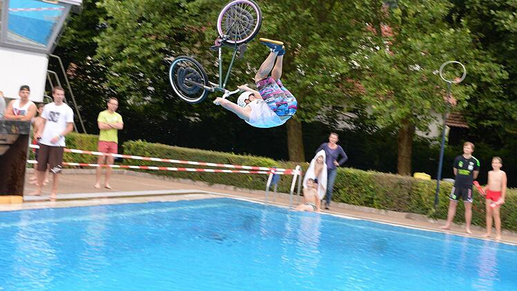 Wassertag beim Jugendfestival YouCo im Aquaria Freibad in CoburgFoto: Ronald Rinklef