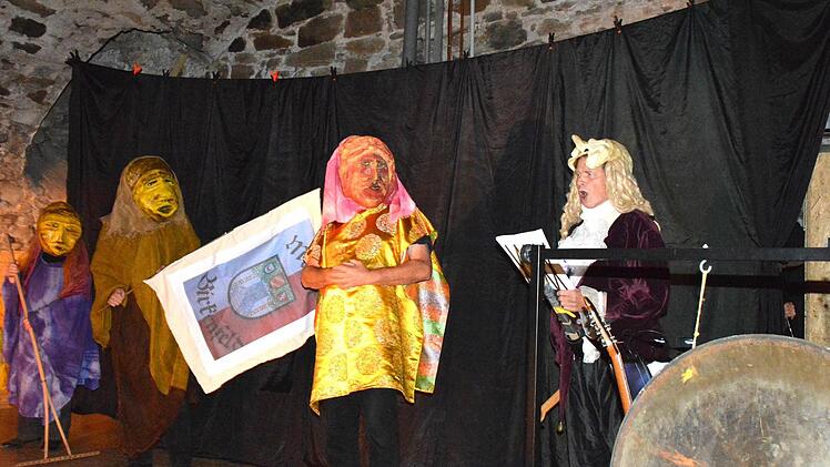 Reginold übergibt in dieser Spielszene Birkenfeld an das Kloster Fulda.