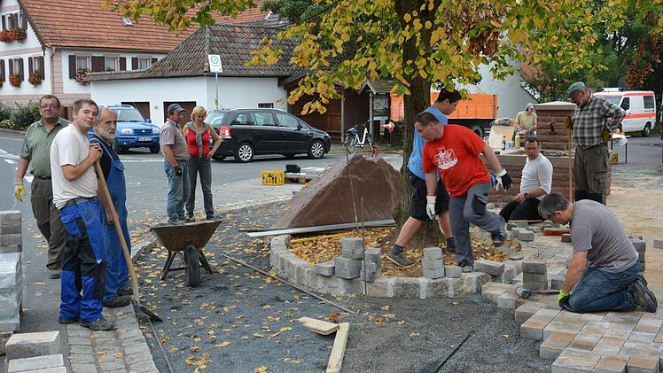 Fleißig arbeiteten die Frankenrunner bei der Neugestaltung des Dorfplatzes (Linnenbrunnen) zusammen. Jung und Alt packte kräftig mit an und erhielt dafür viel Lob.  Foto: Björn Hein