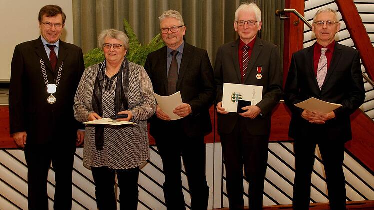 Eda Strauß, Dieter Kraft und Sigbert Mantel erhielten die Bürgermedaille Foto: Günther Geiling