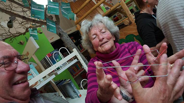 Margarete Bauer führt ein beliebtes Fadenspiel vor. Foto: Arkadius Guzy