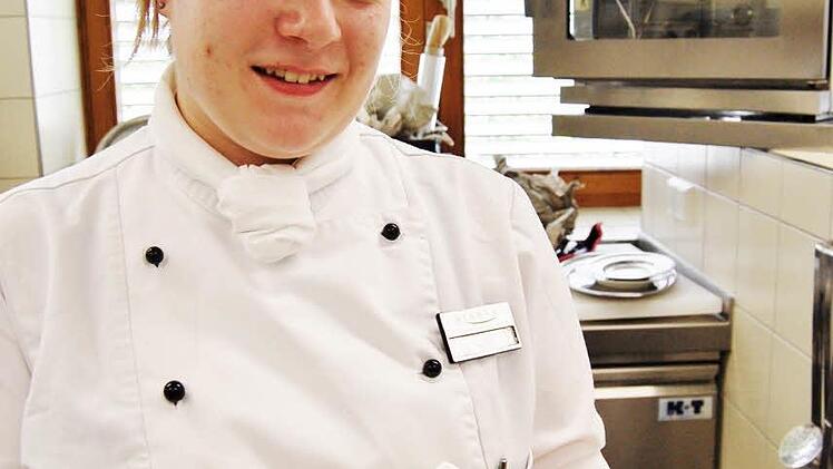 Köchin Britta Hertl (Regena, Bad Brückenau) präsentiert bei der Abschlussprüfung ihren Vorspeisenteller. Foto: Sigismund von Dobschütz