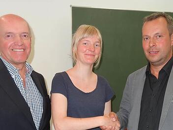 Der Philipp-Mendler-Preis wurde an Eva Weißmann übergeben. Es gratulierten Klaus Metz (rechts) und Landrat Thomas Habermann (links).Foto: Marion Eckert