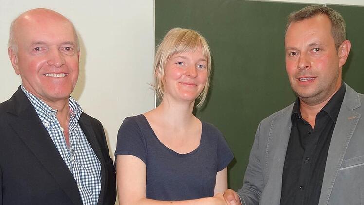 Der Philipp-Mendler-Preis wurde an Eva Weißmann übergeben. Es gratulierten Klaus Metz (rechts) und Landrat Thomas Habermann (links).Foto: Marion Eckert