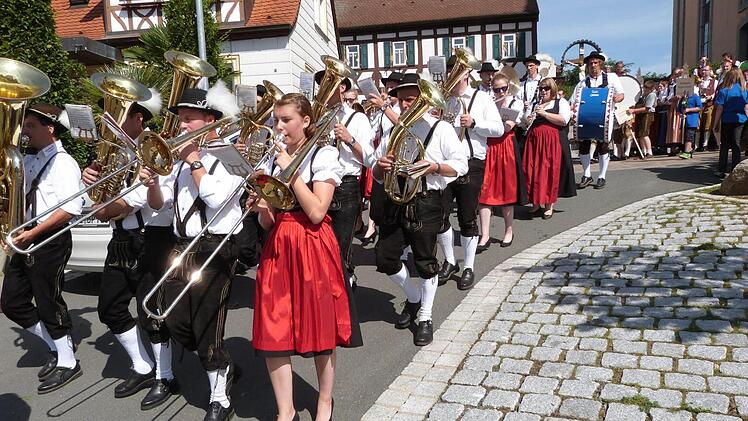 In Prölsdorf wird das Vereinsleben groß geschrieben. Die Schützen, Feuerwehr, Sänger, Blaskapelle, Sportler, Mondscheinclub und Kindergartenverein helfen zusammen. Deshalb war es für die Heimatkapelle Prölsdorf keine Frage, bei der 900-Jahr-Feier mitzuwirken. Hier ziehen die Musiker vom Kirchberg los.  Foto: heki