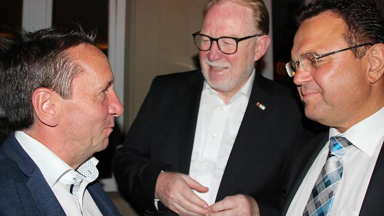 Später fachsimpelte Norbert Gräbner mit Hans Michelbach und dem oberfränkischen Bezirksvorsitzenden Hans-Peter Friedrich.  Foto: Veronika Schadeck