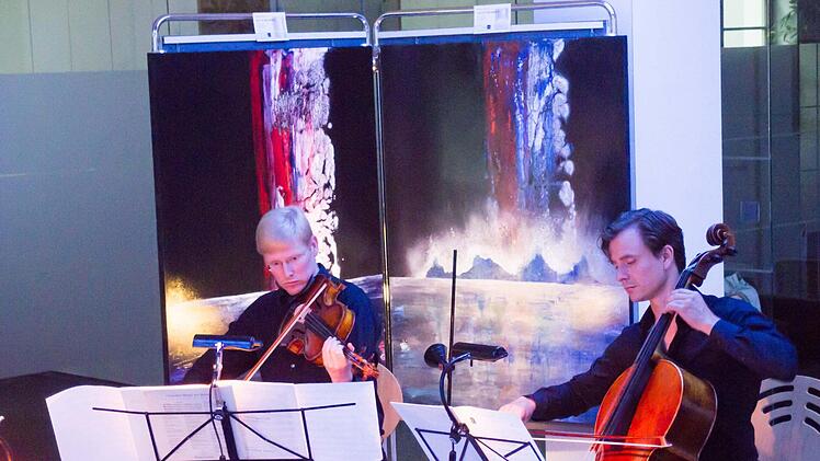Andreas Hilf (links) und Heiner Reich beim "Klanggrenzen"-Konzert in der VR-Bank CoburgFoto: Jochen Berger