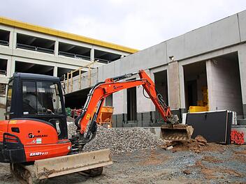 Der Rohbau der neuen Rettungswache am Krankenhausberg steht. Die Firma Göhl, Mainroth, erledigt derzeit noch  Kanalbauarbeiten.  Foto: Stephan Tiroch