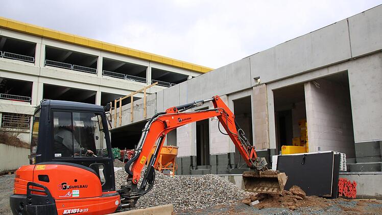 Der Rohbau der neuen Rettungswache am Krankenhausberg steht. Die Firma Göhl, Mainroth, erledigt derzeit noch  Kanalbauarbeiten.  Foto: Stephan Tiroch