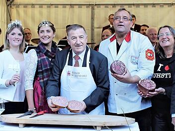 Am Samstagmorgen wurde der neunte Rh&ouml;ner Wurstmarkt mit dem Wurstanschnitt offiziell er&ouml;ffnet (von links): Landrat Thomas Habermann, Hammelburgs Weinprinzessin Annika Kuchenbrod, die Jagdk&ouml;nigin des Bayerischen Jagdverbandes, Lisa M&uuml;ller, der Ehrenpr&auml;sident des Deutschen Fleischerverbandes, Heinz-Werner S&uuml;ss, Rh&ouml;n-Grabfelds Innungs-Obermeister Anton Koob, die Vertreterin des Kommunalunternehmens Tourismus und Marketing Ostheim, Susanne Orf, sowie B&uuml;rgermeister Ulrich Waldsachs.  Foto: Tanja H...
