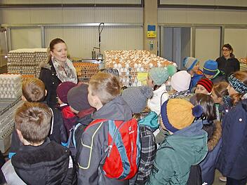 Christina Dollinger und Saskia L&uuml;ck mit Sch&uuml;lern der vierten Klassen. Foto: Dieter Nerreter