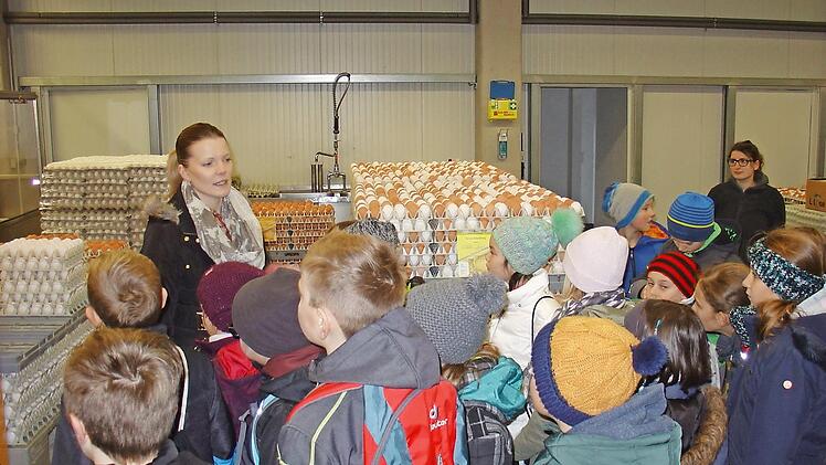 Christina Dollinger und Saskia L&uuml;ck mit Sch&uuml;lern der vierten Klassen. Foto: Dieter Nerreter