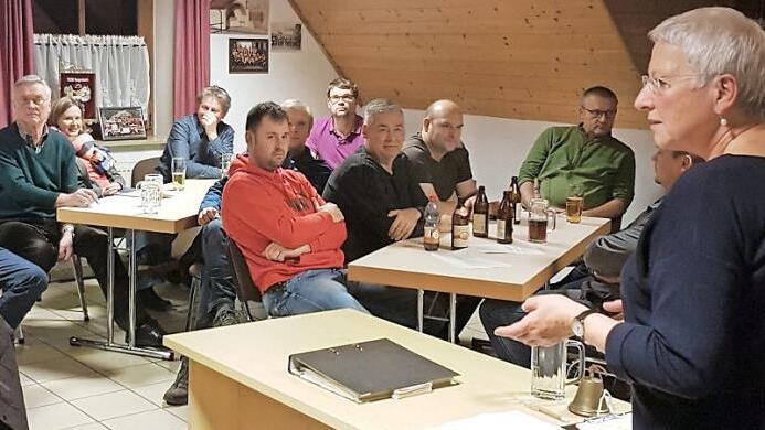 In Hagenbach interessierten sich 30 Bürger für die Informationen, die die Bürgermeisterin Rose Stark vortrug. Foto: Carmen Schwind