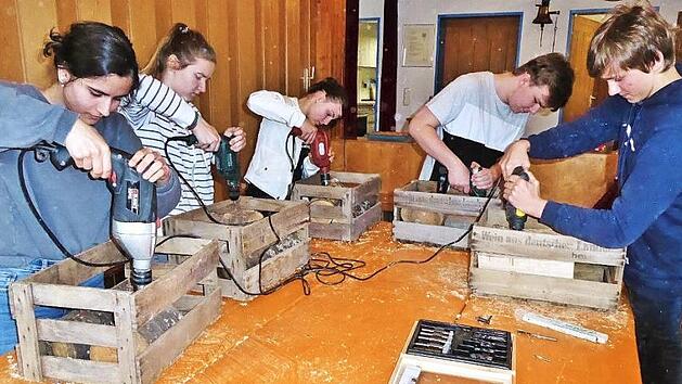 Einen Durchmesser von etwa vier Millimetern haben die Einflugl&ouml;cher, die (von links) Jasmin, die beiden Lenas, Linus und Simeon in Hartholzst&uuml;cke bohren. Foto: Bernd Kleinert