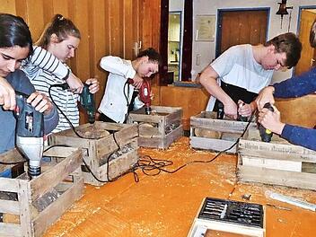Einen Durchmesser von etwa vier Millimetern haben die Einflugl&ouml;cher, die (von links) Jasmin, die beiden Lenas, Linus und Simeon in Hartholzst&uuml;cke bohren. Foto: Bernd Kleinert