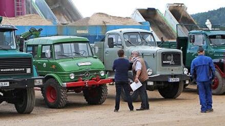 Oldtimer-Lastwagen waren zum Jubiläum nach Stettfeld gefahren. Die sieht man nur noch selten. Fotos: gg