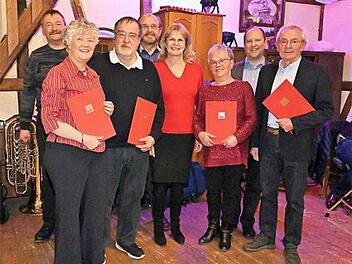 Die Geehrten zusammen mit den Mandatsträgern (von links): Ortsvereinsvorsitzender Alexander Gröger, Jutta Wirth (40 Jahre Mitglied), Klaus Bächer (40 Jahre), SPD-Kreisvorsitzender Ralf Pohl, Bürgermeisterkandidatin Sabine Gross, Anna Graf (25 Jahre), SPD-Stadtverbandsvorsitzender Ralf Völkl sowie Manfred Raum (50 Jahre) Foto: privat