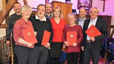 Die Geehrten zusammen mit den Mandatsträgern (von links): Ortsvereinsvorsitzender Alexander Gröger, Jutta Wirth (40 Jahre Mitglied), Klaus Bächer (40 Jahre), SPD-Kreisvorsitzender Ralf Pohl, Bürgermeisterkandidatin Sabine Gross, Anna Graf (25 Jahre), SPD-Stadtverbandsvorsitzender Ralf Völkl sowie Manfred Raum (50 Jahre) Foto: privat