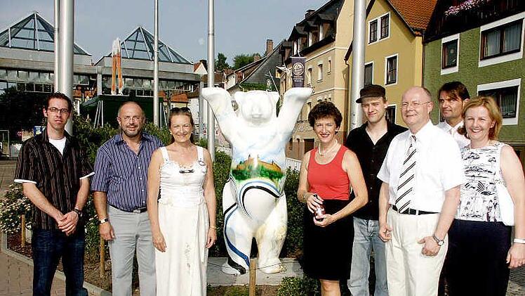 2005 wurde der Bär vor der Stadthalle aufgestellt. Gestiftet hatte ihn Jöna-Chef Jörg Naumann (Dritter von rechts). Mit im Bild  der damalige Betriebsleiter Wolfgang Klemenz (Zweiter von links), die Bezirksbürgermeisterin von Charlottenburg-Wilmersdorf, Monika Thiemen (Dritte von links), und die frühere Kulmbacher Oberbürgermeisterin Inge Aures (Vierte von links). Foto: BR/pr.