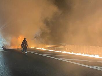 A6 bei Nürnberg: Transporter gerät in Brand - riesige Flammenspur