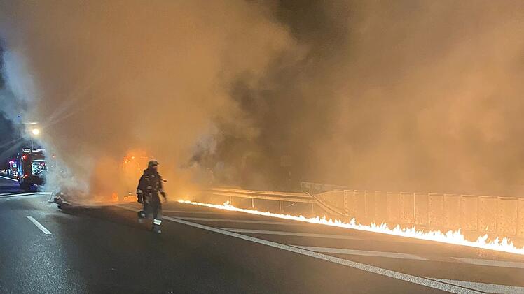 A6 bei Nürnberg: Transporter gerät in Brand - riesige Flammenspur