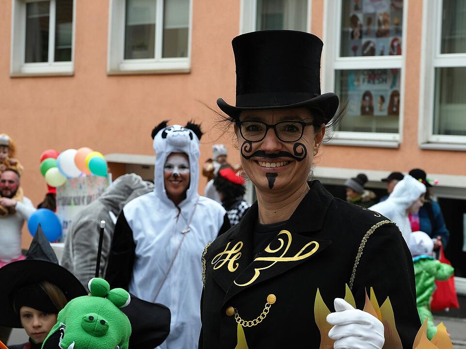Mit vielen Fuß- und Musikgruppen