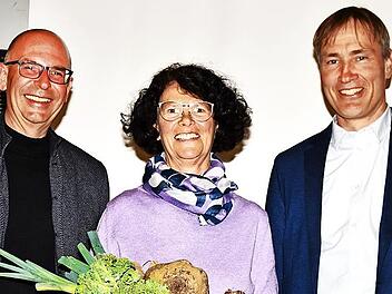 Elvira Hornung stand 33 Jahre als Vorsitzende an der Spitze des Obst- und Gartenbauvereins von Kümmel und deshalb dankten ihr Landrat Christian Meißner (links) und Kreisgartenfachberater Michael Stromer mit einer Ehrenschale für ihre Tätigkeit, wo...