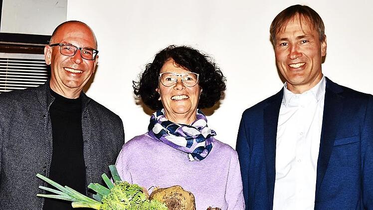 Elvira Hornung stand 33 Jahre als Vorsitzende an der Spitze des Obst- und Gartenbauvereins von Kümmel und deshalb dankten ihr Landrat Christian Meißner (links) und Kreisgartenfachberater Michael Stromer mit einer Ehrenschale für ihre Tätigkeit, wo...