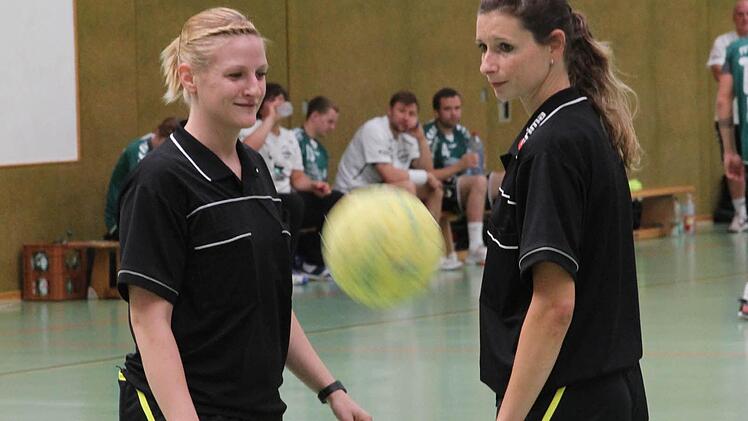 ... die beiden souveränen Schiedsrichterinnen Kerstin Herberth und Petronela Richter  hatten die Partie immer im Griff. Foto: Gerd Ludwig