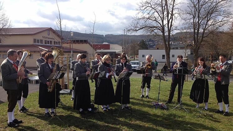 Die Blaskapelle Diebach spielte bei der 2. Pflanzaktion.