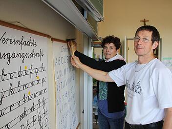 Lehrerin Kirsten Wehner (von links) und Hausmeister Hans Wagner bereiten eines der fünf Klassenzimmer für die Einführung der jahrgangsgemsichten Klassen vor. Wehner hatte sich noch vor der Entscheidung im vergangenen Jahr in einer Fortbildung mit der Unterrichtsform beschäftigt.