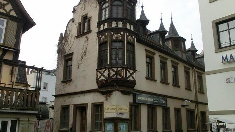 Aufwendige Sanierung: Derzeit ist das Gebäude in der Weingasse 1 mit seinem Menzel-Eck noch eingerüstet. Bis März soll die Außenfassade fertig sein. Foto: Bernd Heinrich