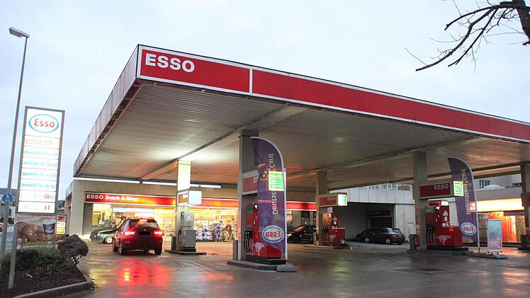 Die Esso-Tankstelle am Kreuzstein. Foto: Jürgen Gärtner