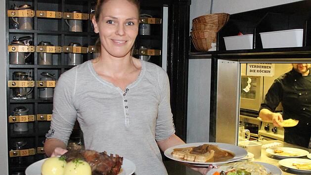 Rebecca Stadthaus jobbt neben ihrem Beruf als Ergotherapeutin in der "Kommunbr&auml;u". Dass sie daf&uuml;r jetzt 50 Cent pro Stunde mehr verdient, freut die Kulmbacherin. Foto: Dagmar Besand
