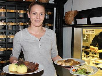 Rebecca Stadthaus jobbt neben ihrem Beruf als Ergotherapeutin in der "Kommunbräu". Dass sie dafür jetzt 50 Cent pro Stunde mehr verdient, freut die Kulmbacherin. Foto: Dagmar Besand